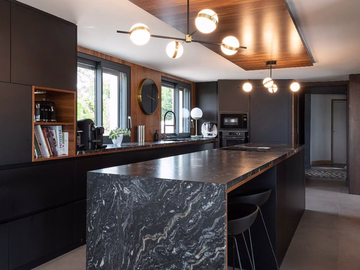 Cocina negra y madera con isla acabado laminado y madera